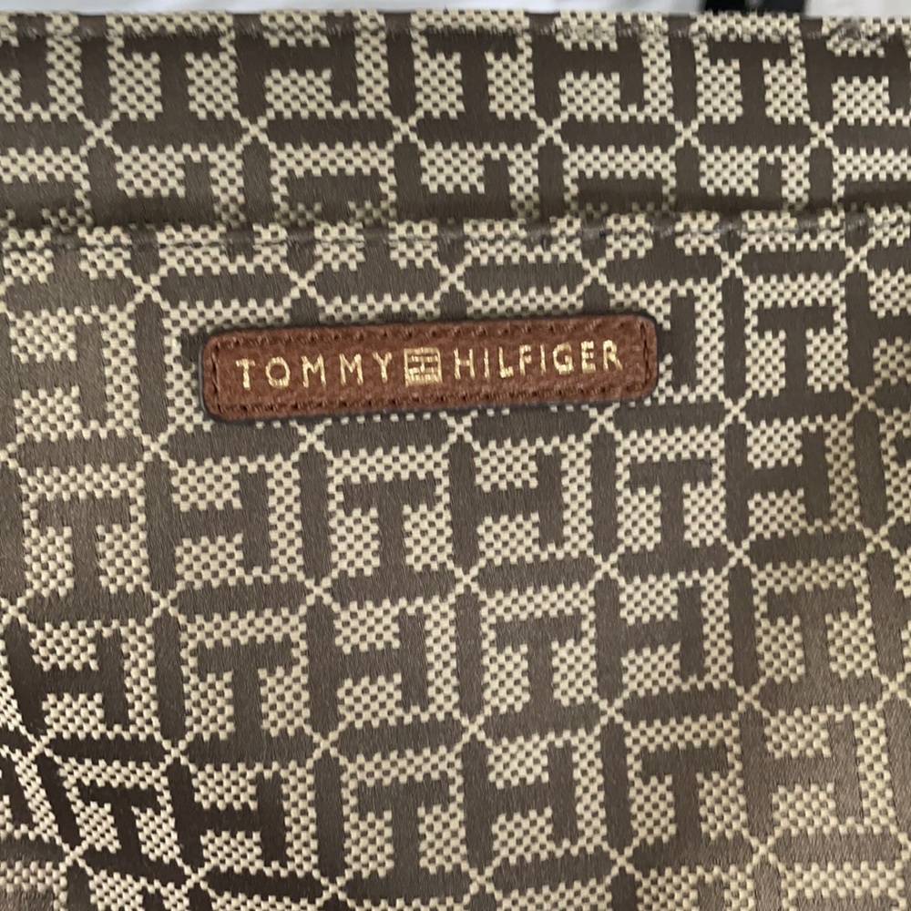 Tommy Hilfiger Crossbody Bag - Picture 2 of 4